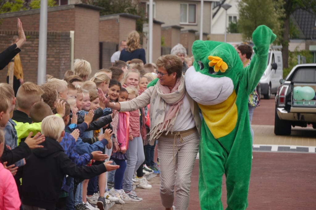 Juf Gerrian samen met Froggy, de mascotte van De Wegwijzer. | Foto: pr.