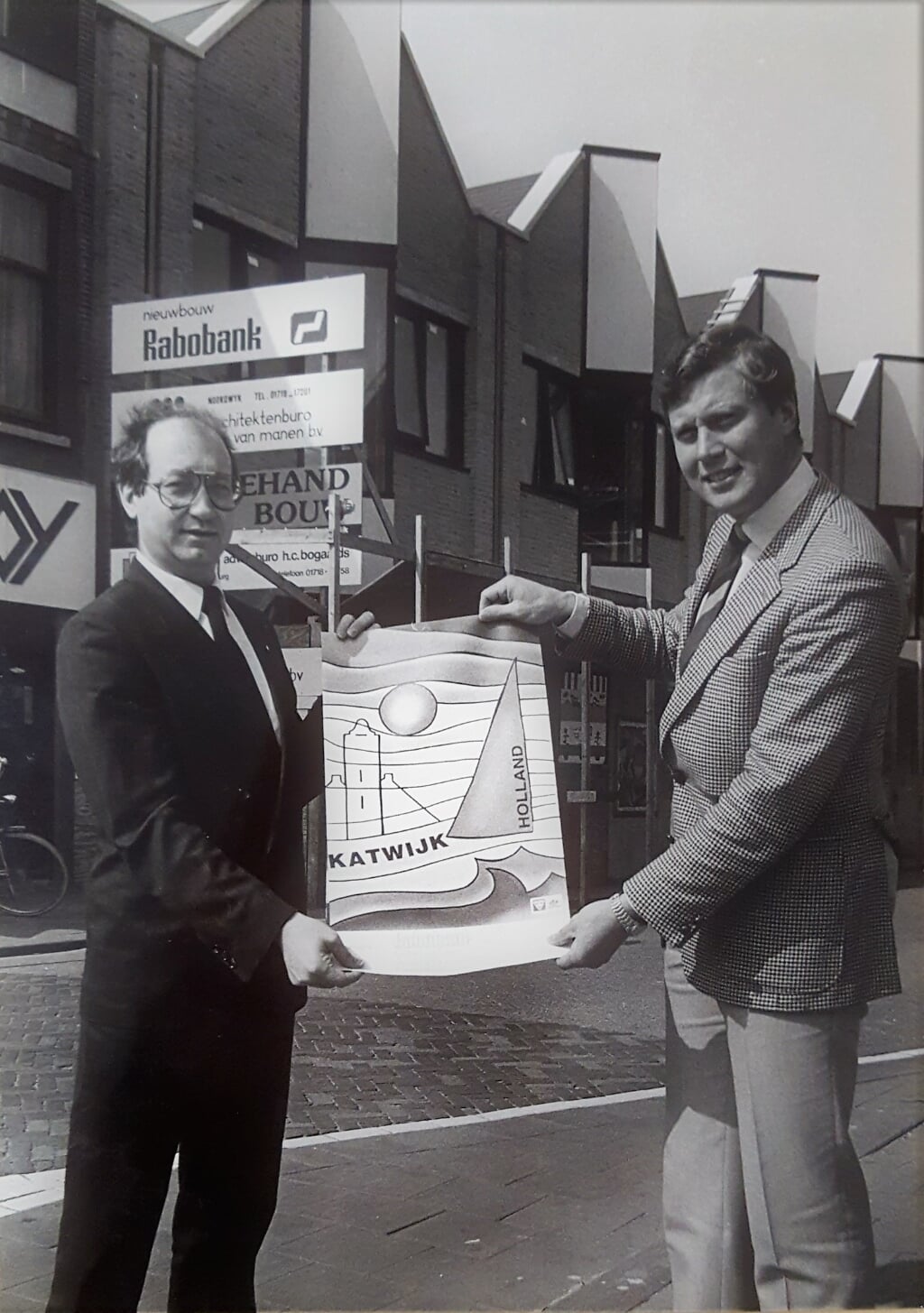 Kees Verplancke (links) in 1985 als VVV-directeur van Katwijk met een nieuwe Katwijk-poster. | Foto: archief / Dick Hogewoning 