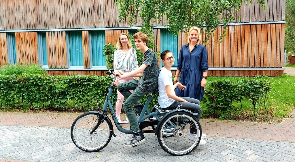Daan en Sem laten trots hun mooie fiets zien. Wat zijn ze er blij mee! | Foto: PR
