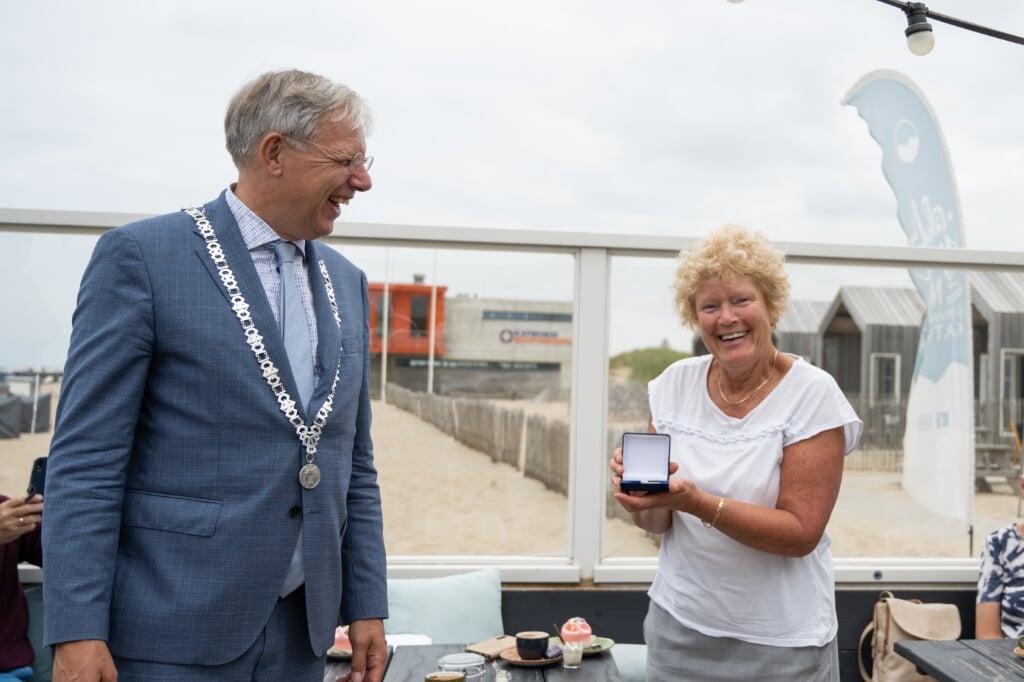 Blondi ontvangt de erepenning als blijk van waardering voor haar inzet voor Katwijk. | Foto: PR