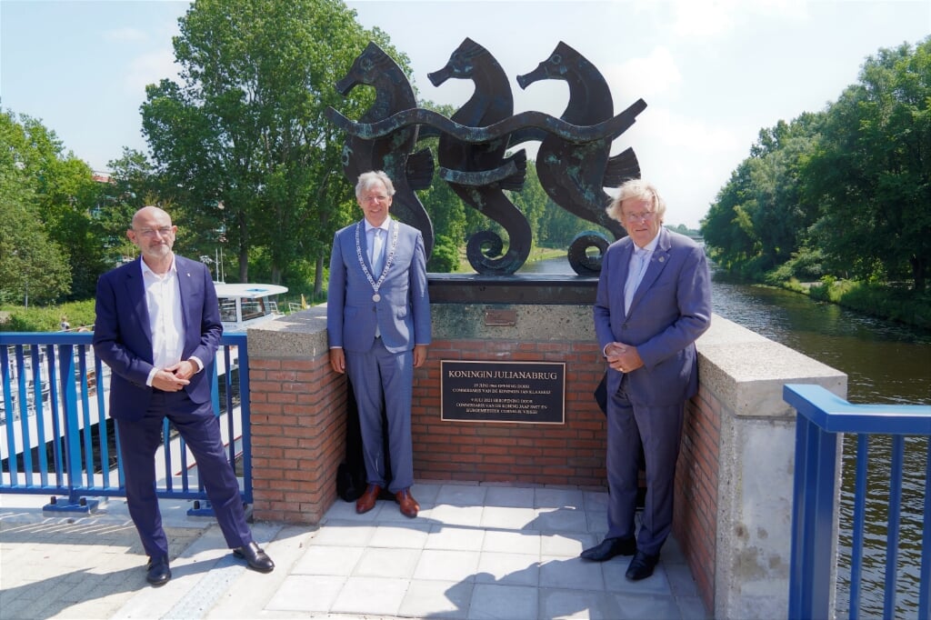 Wethouder Rien Nagtegaal, burgemeester Cornelis Visser en Commissaris van de Koning Jaap Smit (v.l.n.r.) | Foto: Marc Wonnink