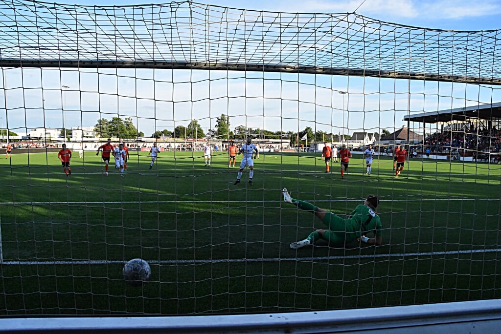 Dennis Bakker schiet de penalty binnen. | Foto: Piet van Kampen