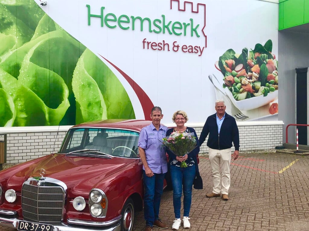 Jubilaris Leen van Duijn, zijn vrouw met daarachter Cor Heemskerk. | Foto: pr