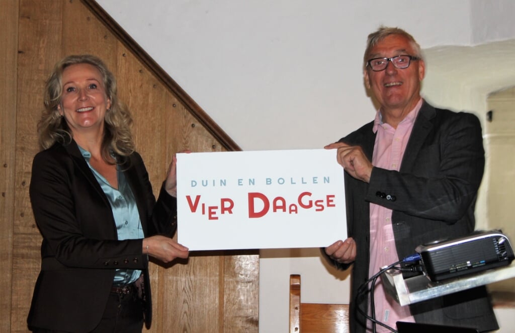 Quirine Kamphuisen geeft de uitvoering van de Duin en Bollen Vierdaagse in handen van Tjeerd Scheffer. | Foto: WS