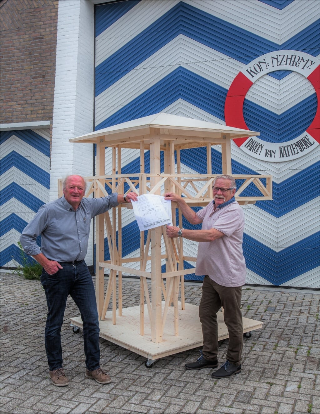 Joop Siera (links) en Wim de Beer bij de door hun gebouwde Romeinse wachttoren. | Foto: Adrie van Duijvenvoorde