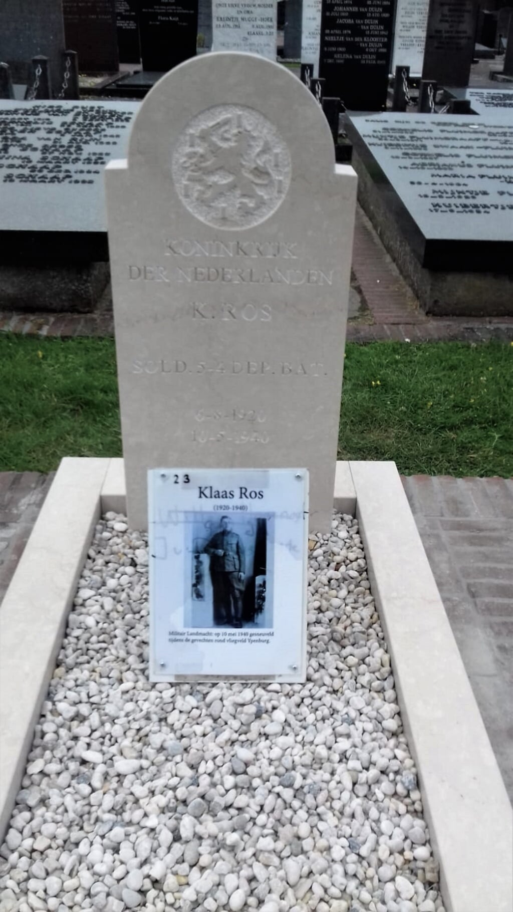 Het graf van Klaas Ros op de Oude Begraafplaats (links). Vermelding ‘Nederlands Oorlogsgraf’ bij de ingang van de begraafplaats (rechts).| Foto’s: pr