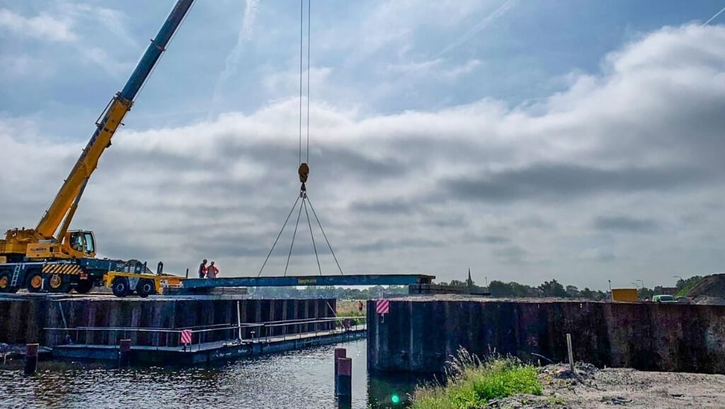 Afgelopen periode bouwde aannemer Heijmans de (tijdelijke) verkeersbrug over de Haarlemmertrekvaart, ten zuiden van de Noordwijkerhoekbrug. Met de plaatsing van de brug is fase 1 van de uitvoering afgerond. | Foto: pr.