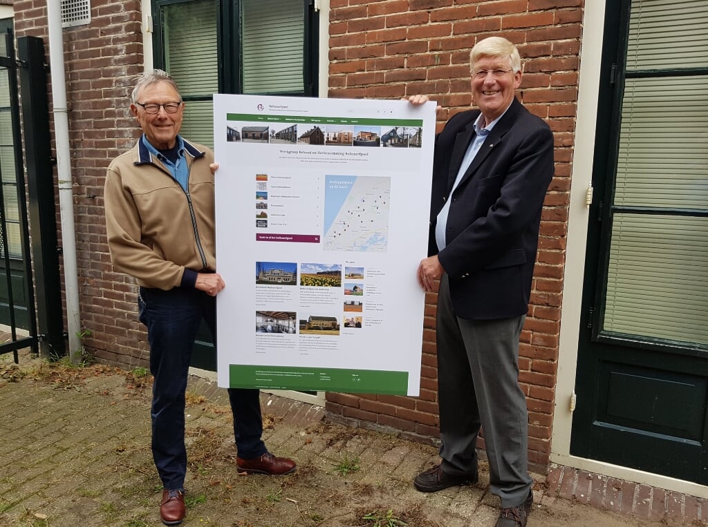 Joop Zwetsloot en Piet Goemans tonen de nieuwe website, waarop ook de Beeldbank Bollenerfgoed te vinden is. | Foto: pr./CHG-Werkgroep Bollenerfgoed