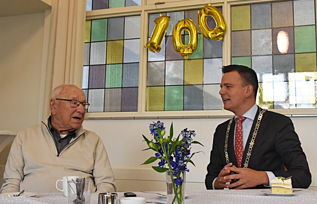 Loco burgemeester Gerard Mostert op bezoek bij de 100 jarige Jan de Vries. | Foto: PvK. 