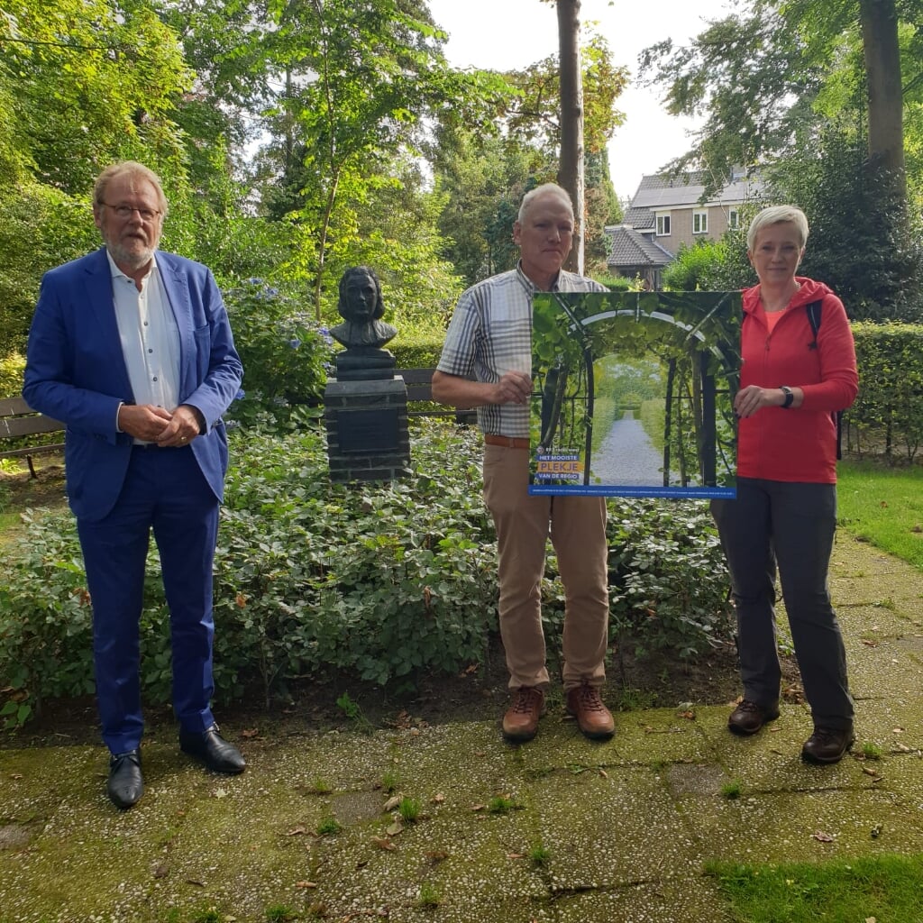 Indieners Leo van Vliet (m) en Dieneke Slaat krijgen de prijs van Commissaris van de Koning Jaap Smit. | Foto: pr.