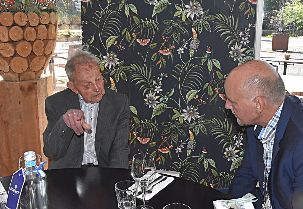 Eeuweling Leo van der Vlugt in gesprek met loco-burgemeester Arno van Kempen. | Foto: Piet van Kampen