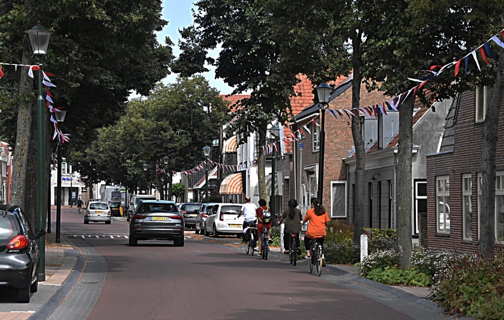 Nieuwe vlaggenlijnen met een lengte van 1600 meter maken de Rijnstraat feestelijk. | Tekst en foto: Piet van Kampen
