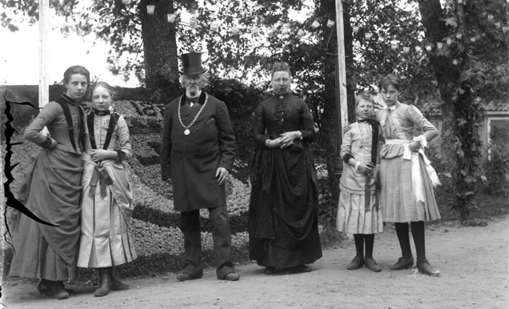 Burgemeester Ter Wee met echtgenote, dochter en vriendinnen. | Foto: pr./ archief ELO Leiden