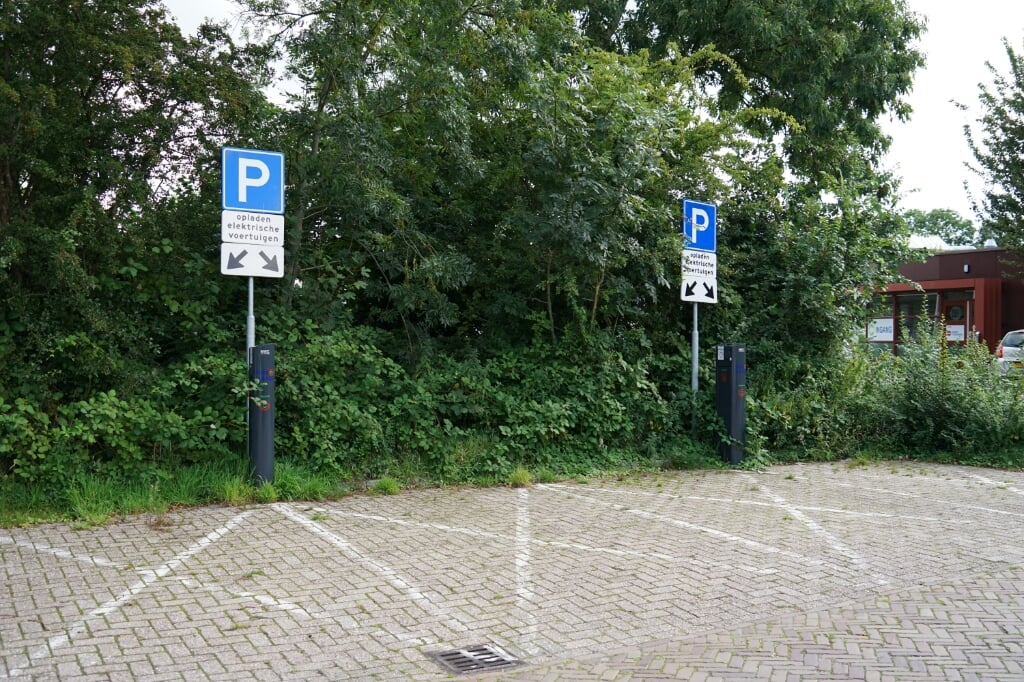 Ook op het parkeerterrein bij sporthal De Bloemerd staan enkele oplaadpalen voor elektrische auto's. | foto: C. v.d. Laan