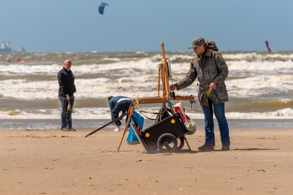 Sonja Brussen werkend aan een strandgezicht. | Foto: Maarten van Rijn