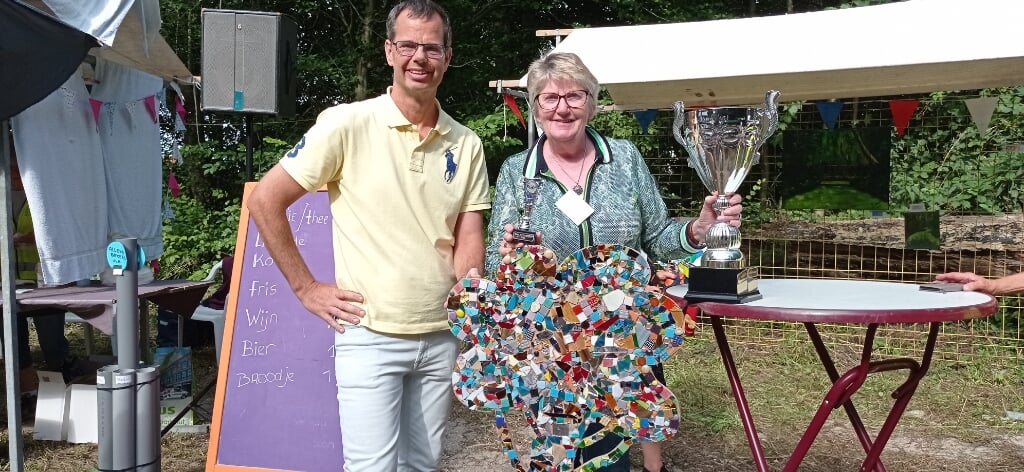 Anna Blokker is de winnares van de ‘Cup met de Gouden Oren', en ontvangt de prijs uit handen van Joep Derksen. | Foto: pr.
