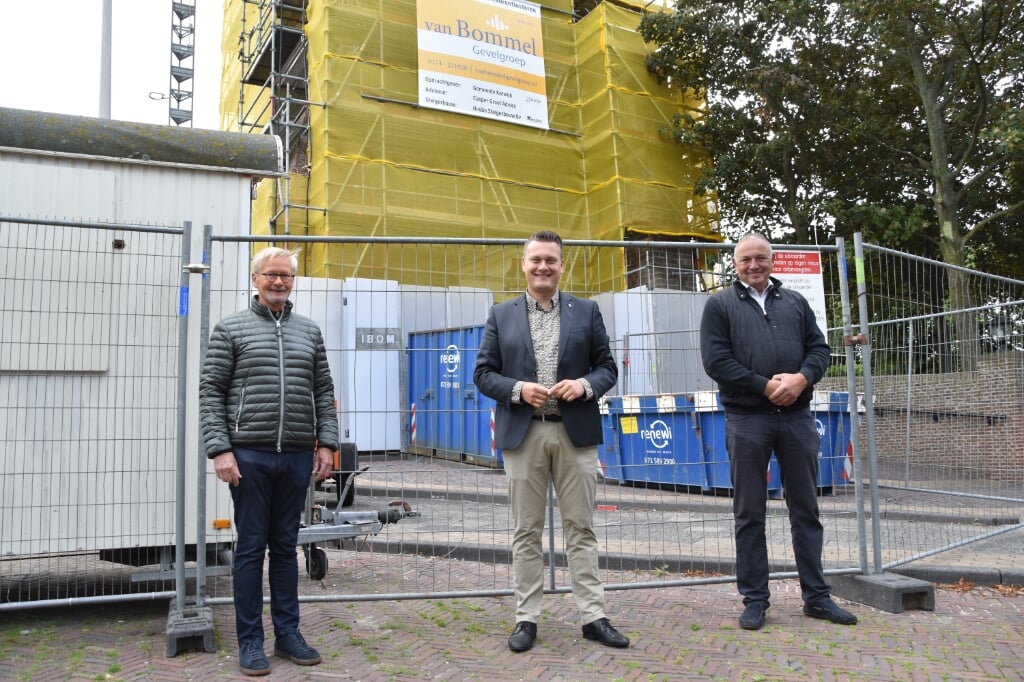 Aannemer Ruud van Bommel, wethouder Adger van Helden en projectleider Milo Dest voor de toren. | Foto: CvdS.