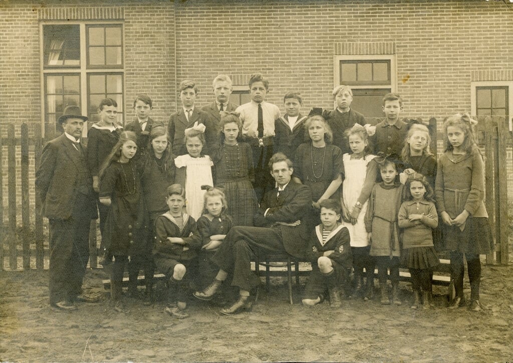 Klassenfoto in 1922 van de Christelijke school aan de Jacoba van Beierenweg. In het midden het hoofd van de school Jacob van den Berghe. | Foto: pr.