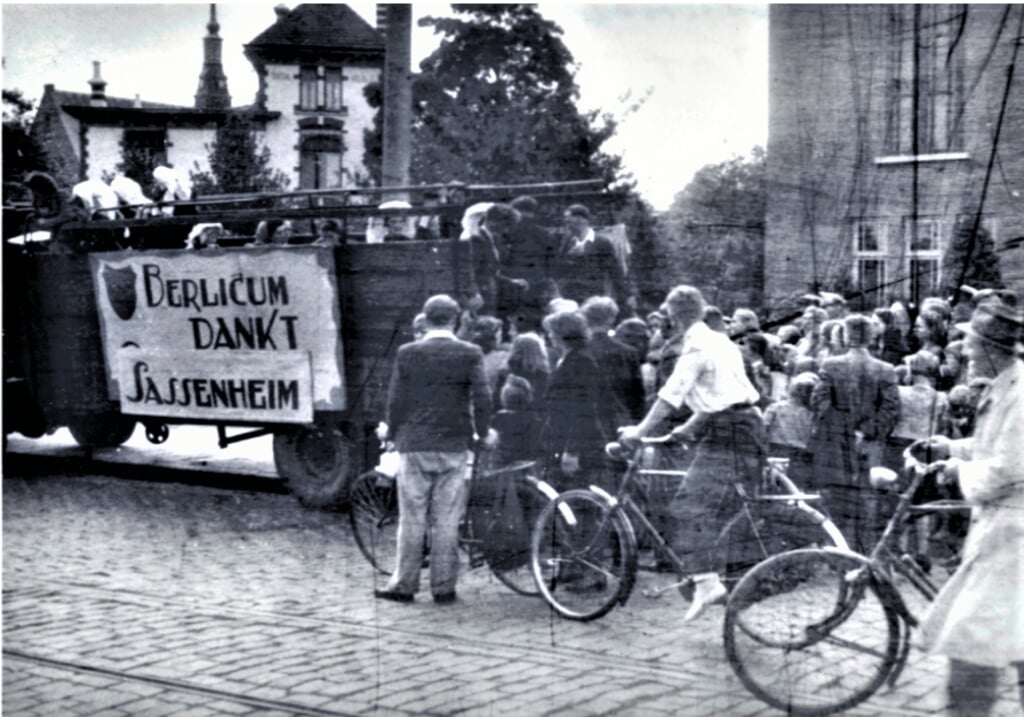 Foto op 8 augustus 1945 bij voormalig gemeentehuis van Sassenheim. Op achtergrond huize Casa Reale. | Foto: pr.