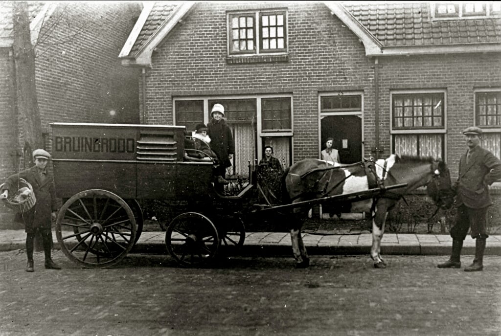 Bakker De Kwaasteniet voor zijn huis in de Tijloosstraat (circa 1930). | Foto: pr.