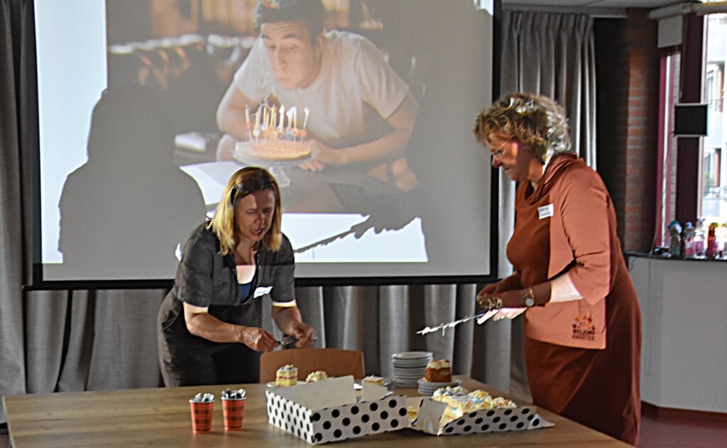 Taart op het scherm en taart in het echt voor de vrijwilligers van ‘Katwijk Rijd(t) Mee’. | Foto: Piet van Kampen 