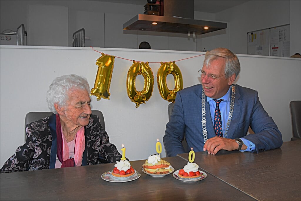 De honderdjarige Gré van Rijn in geanimeerd gesprek met burgemeester Cornelis Visser. | Foto: Piet van Kampen