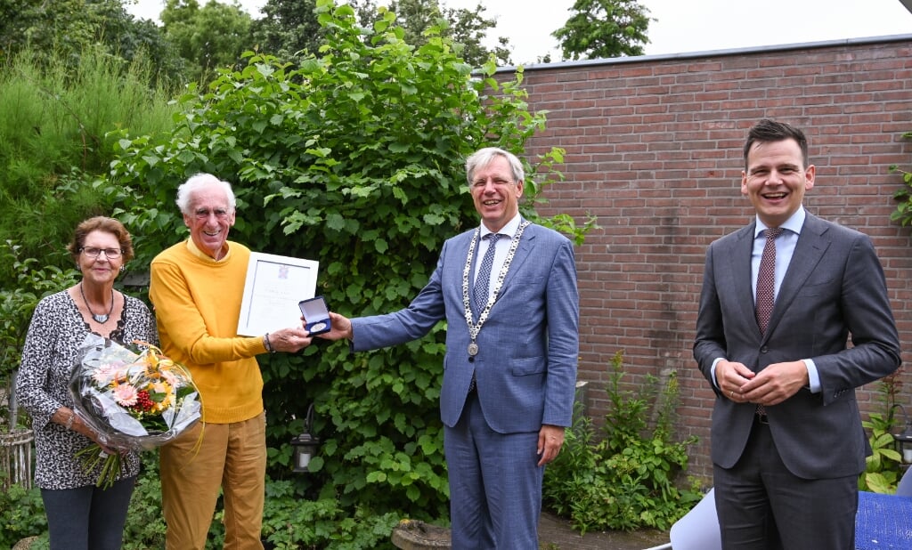 V.l.n.r. Aty de Vries, Peter de Vries, burgemeester Visser en wethouder Mostert. | Foto: pr