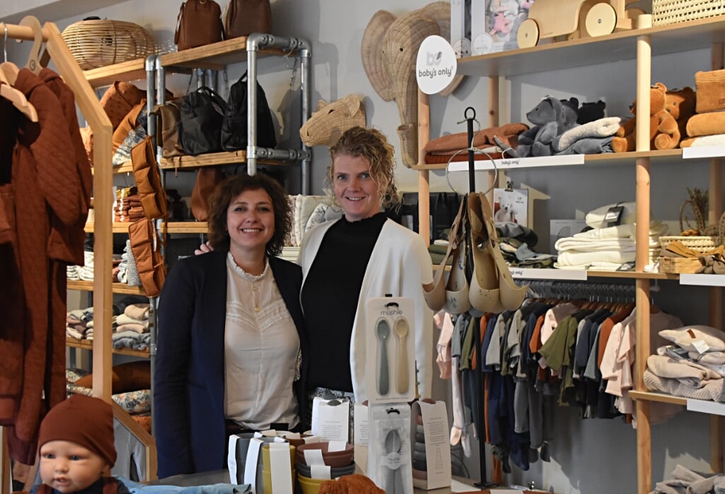 Ellen en Arina staan klaar voor een gedegen advies in hun nieuwe winkel. | Foto: Piet van Kampen