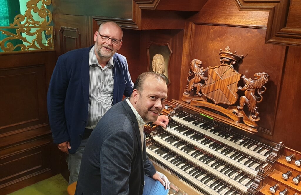 Henk Perdok en Anton Sip bij het orgel van de Nieuwe Kerk. | Foto: pr