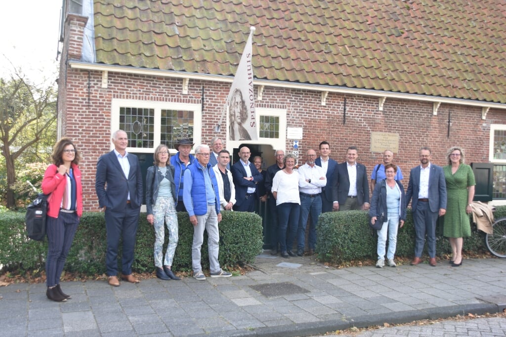 Op uitnodiging van Wijkraad Rijnsburg bracht het college B&W dinsdagmiddag o.a. een bezoek aan het Spinozahuis. | Foto: CvdS. 