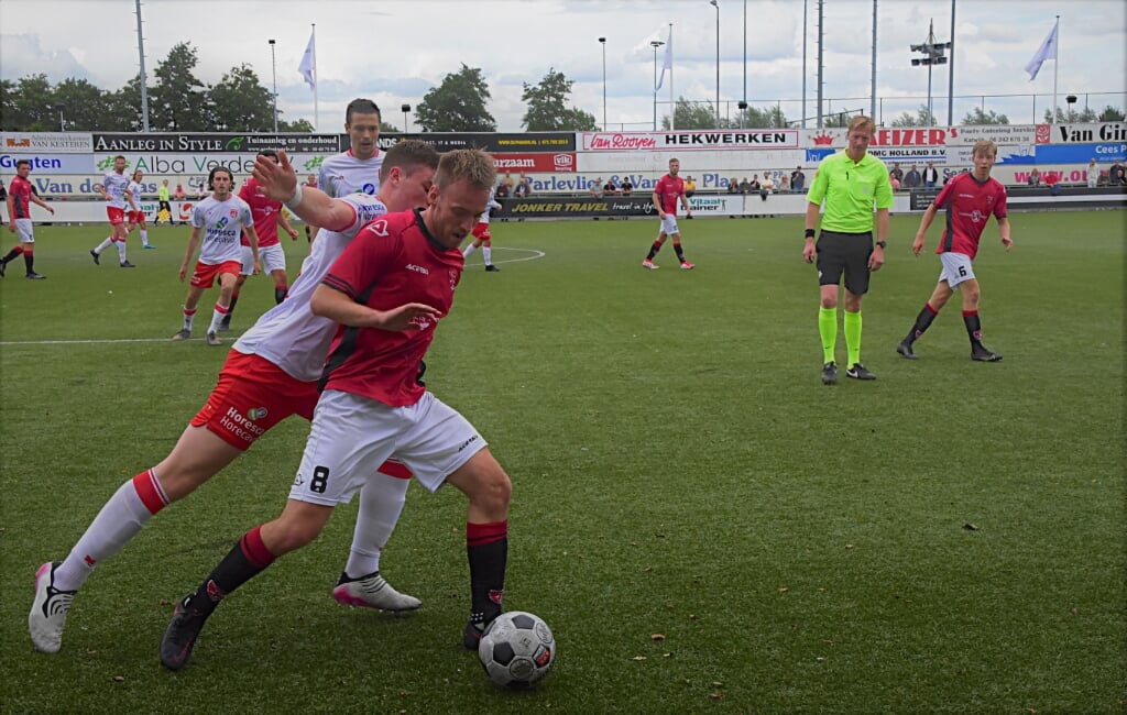 Jesse Driebergen schermt de bal af. Ook hij zal weer strijdvaardig zijn. | Foto: Piet van Kampen