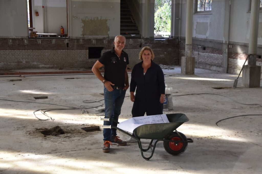 Huibert Kralt en Reineke Korsman bij de tekening van de verbouwing van de Maranathakerk. | Foto: CvdS.