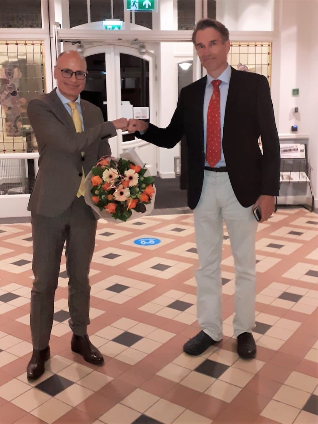 Als felicitatie ontving burgemeester Jaensch bloemen van raad. | Foto Inge Oosterhuis
