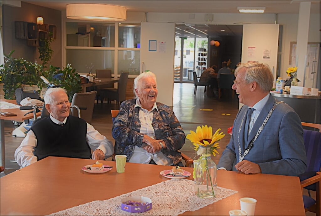 Dirk en Marrie genieten met de burgemeester van een lekker taartje.  | Foto: Piet van Kampen