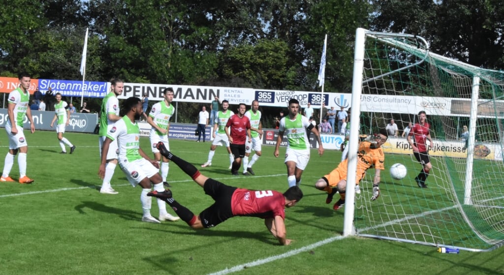 Reno van Heiningen kopt de 0-3 binnen. | Foto: Piet van Kampen