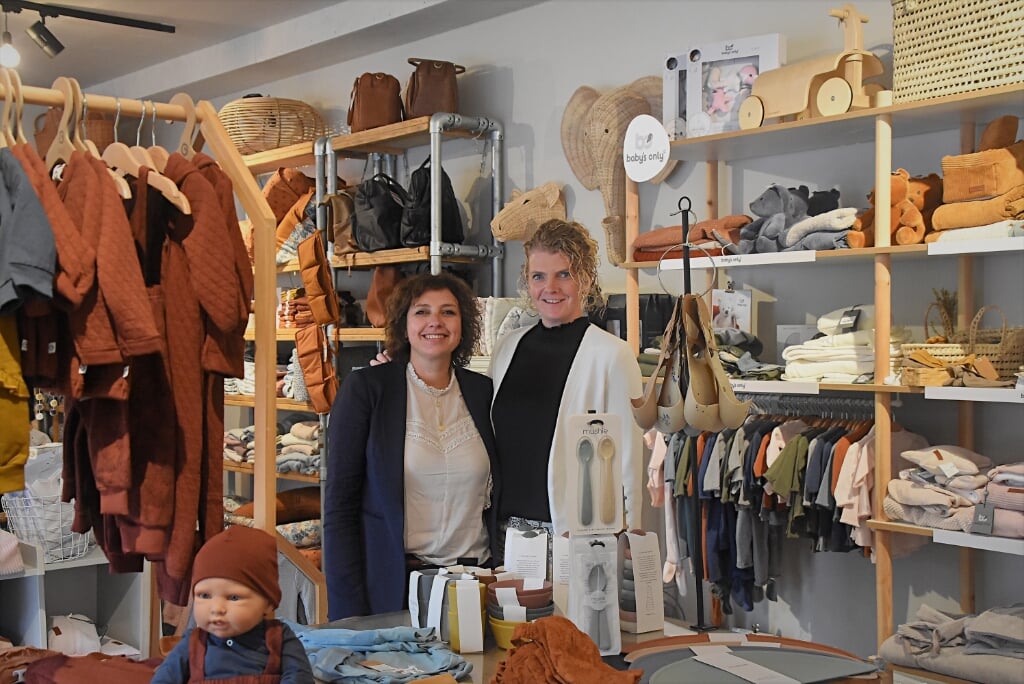 Ellen en Arina in de nieuwe winkel aan de Haven in Katwijk. | Foto: Piet van Kampen
