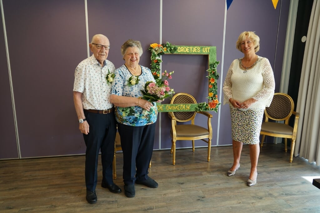 Het gouden paar kreeg bloemen namens de gemeente Leiderdorp. | Foto Corrie van der Laan