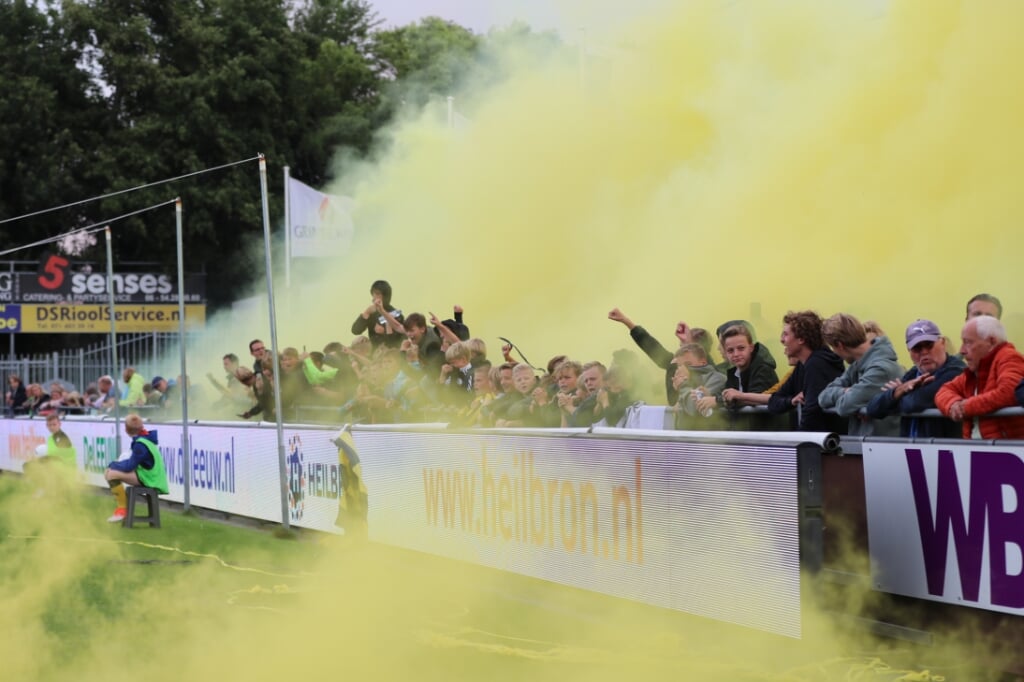 Gezellige sfeer afgelopen zaterdagmiddag tijdens derby Rbb- vv Katwijk op Middelmors. | Foto: Jan Jungerius