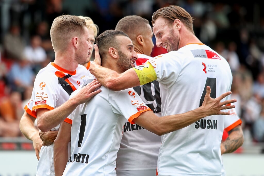 De spelers van vv Katwijk hebben reden tot juichen na de winst op Scheveningen, waardoor de koppositie weer is ingenomen. | Foto: PR VV Katwijk / Pro Shots