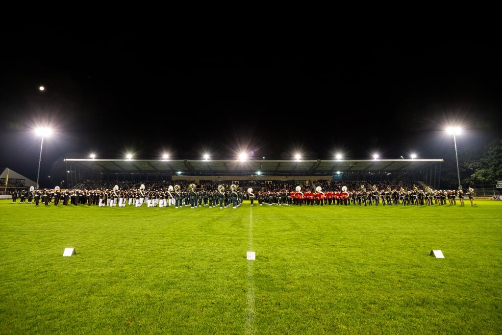 De finale met alle korpsen van Taptoe Katwijk op het veld. | Foto: Jordy Kortekaas