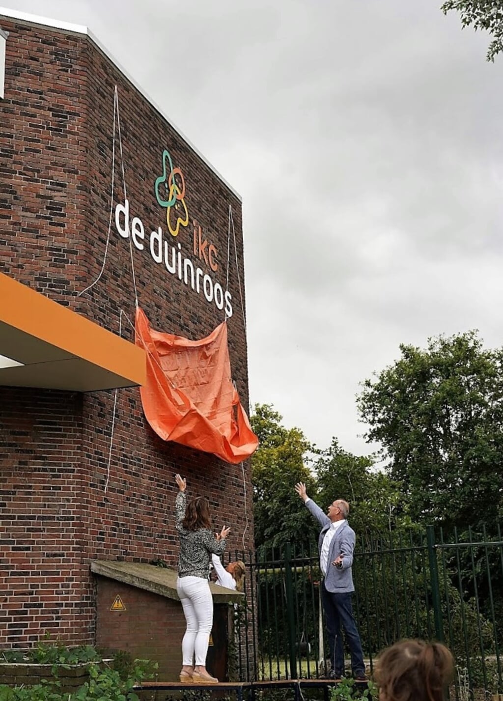 De onthulling van het nieuwe logo op De Duinroos.  | Foto: pr 