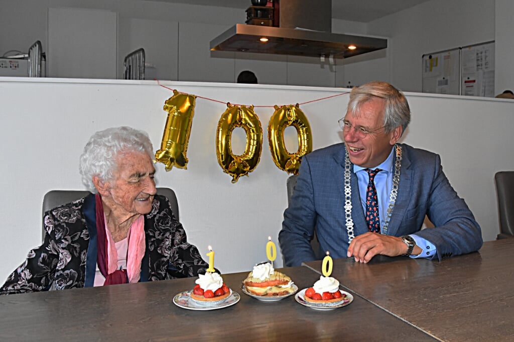 Mevrouw Gré van Rijn genoten van haar 100ste verjaardag. | Foto: PvK.