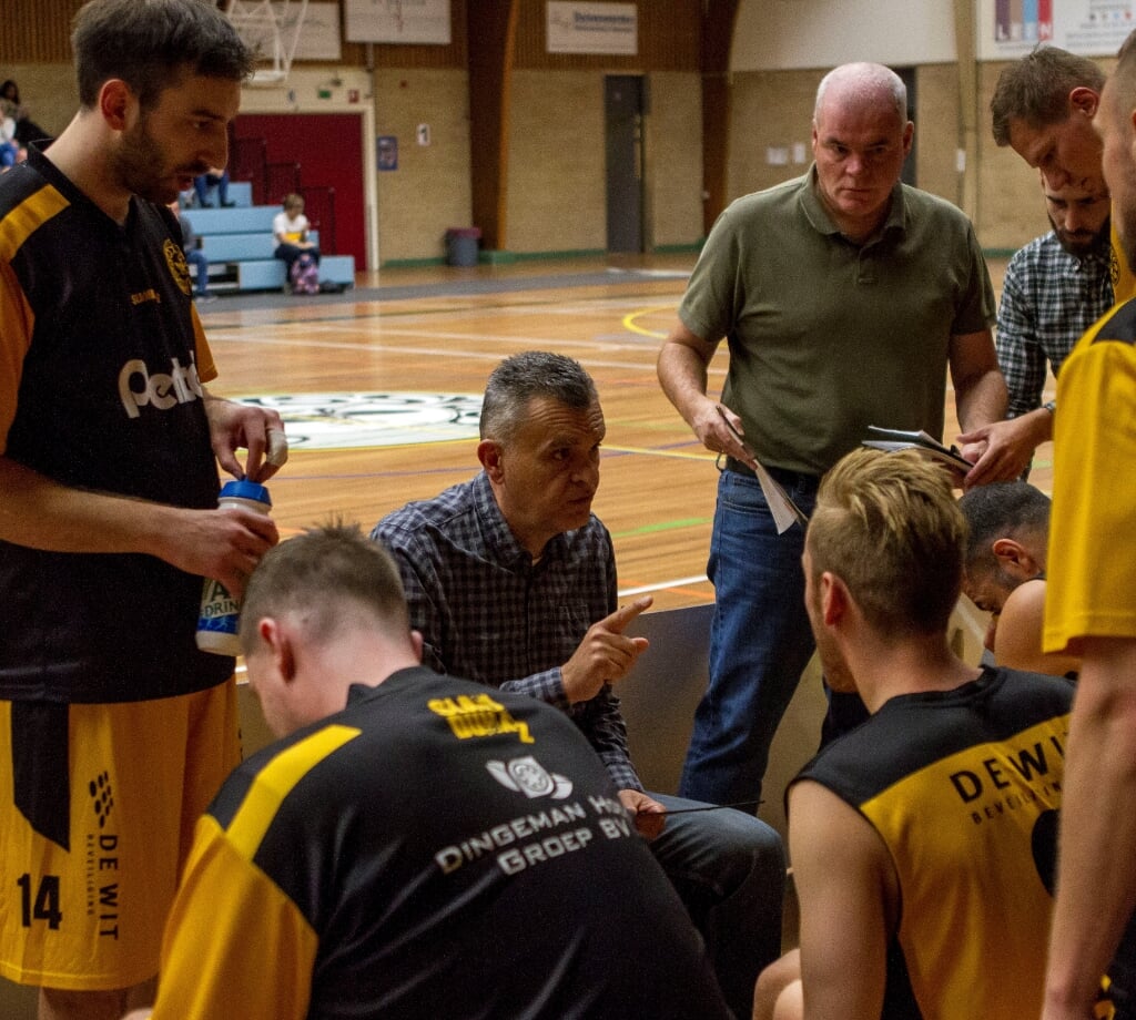 De coachingstaf raakte ervaren krachten kwijt en beginnen weer aan de basis te bouwen. | Foto: Wim Kulk