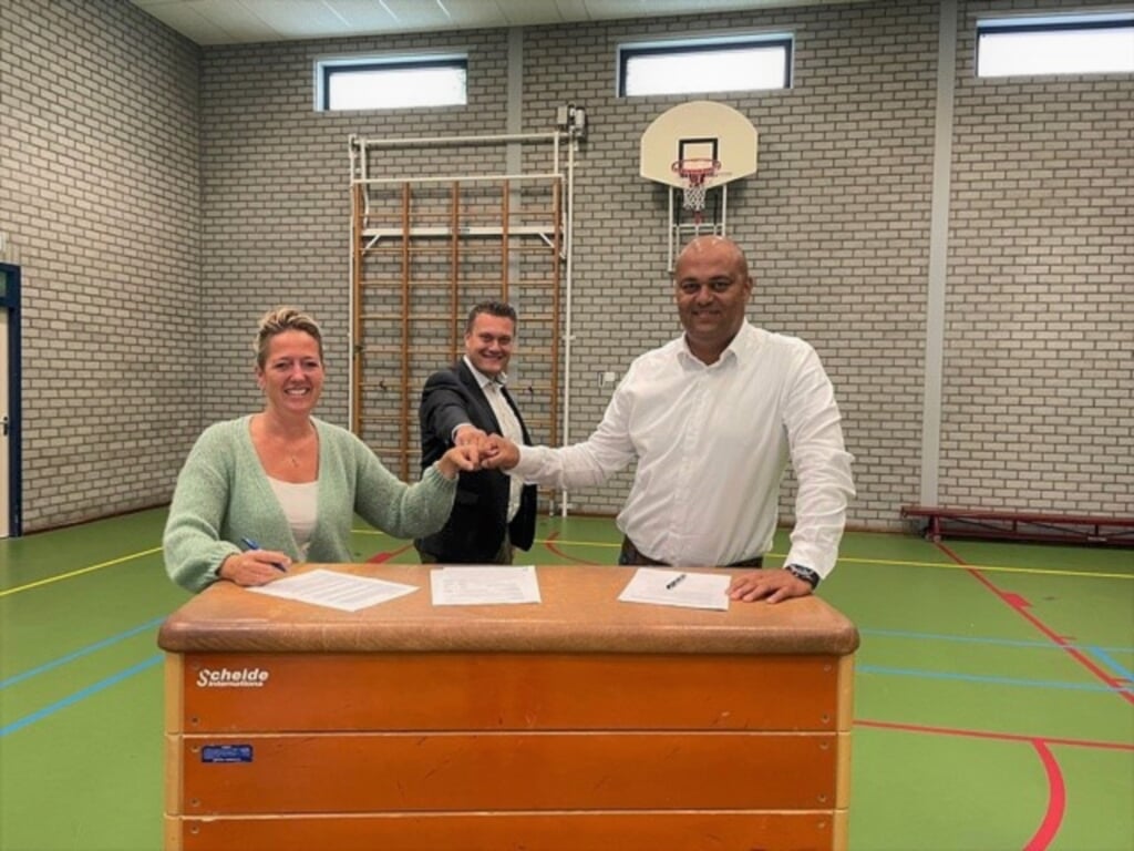 Angelique van der Veld, Adger van Helden en Vincent Venloo bevestigen de samenwerking met een handboks. | Foto: pr