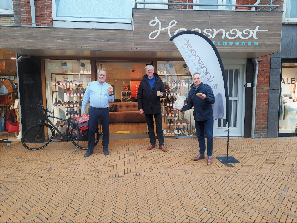 Van Rijn, burgemeester Visser en Haasnoot met een zeekaak. Hopelijk is de tijd van droog brood eten voorbij. | Foto: SKvD