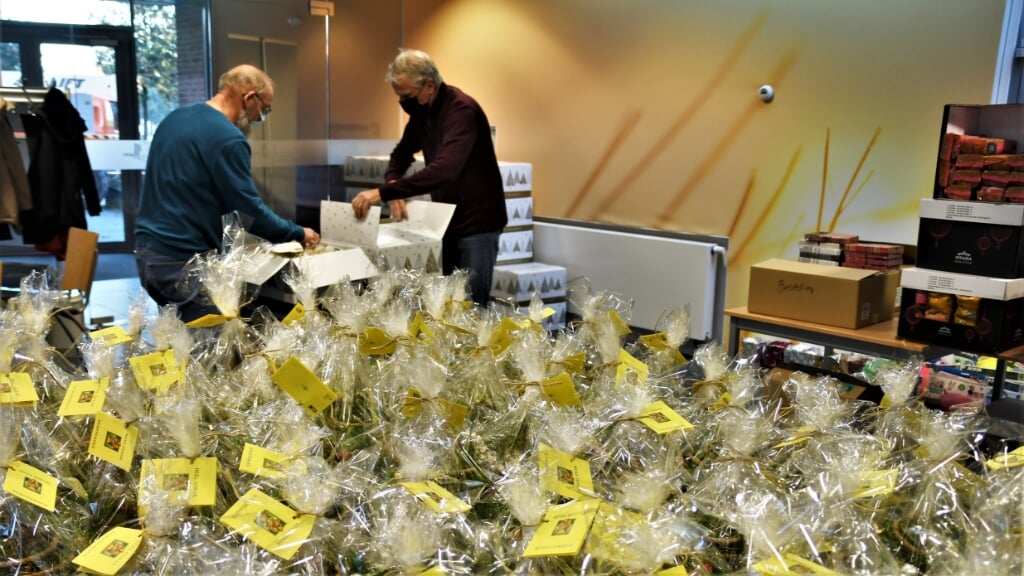 Een grote groep vrijwilligers had de handen vol aan het klaarmaken van de kerstpakketten. | Foto: PR