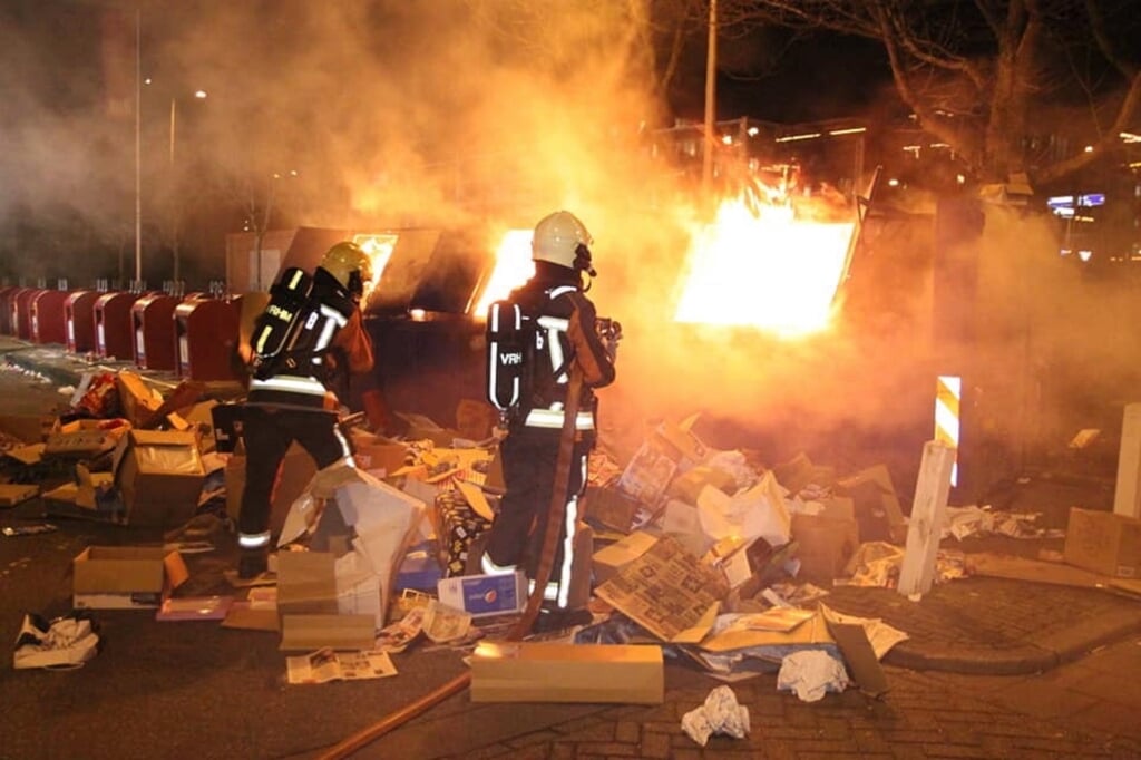 Katwijkse brandweerlieden in actie bij een containerbrand. | Foto: Brandweer Katwijk