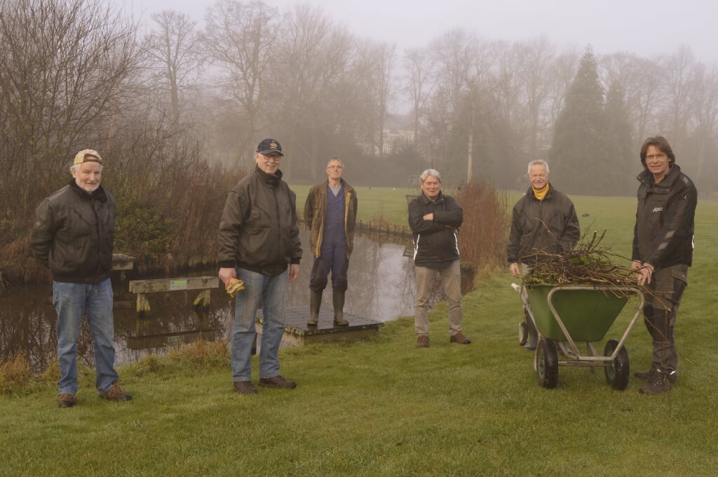 Gerard Rutgrink (r) en de ploeg vrijwilligers die Park Rusthoff onderhouden. | Foto: pr./John van Koningshoven