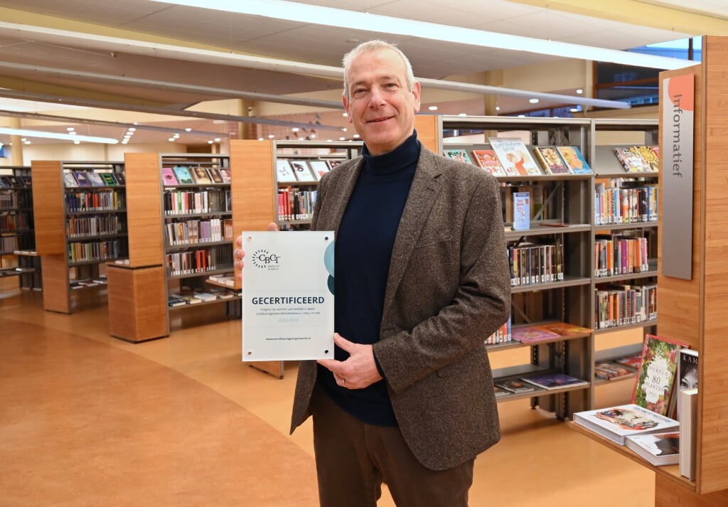 Directeur Hans Portengen is trots op het behaalde certificaat voor de Bibliotheek Bollenstreek. | Foto: pr