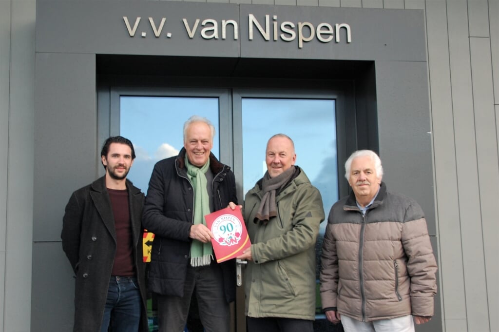De glossy wordt door Loek van Haaster, Tino de Groot en Theo van Gijlswijk overhandigt aan voorzitter Peter Geerlings. | Foto: pr